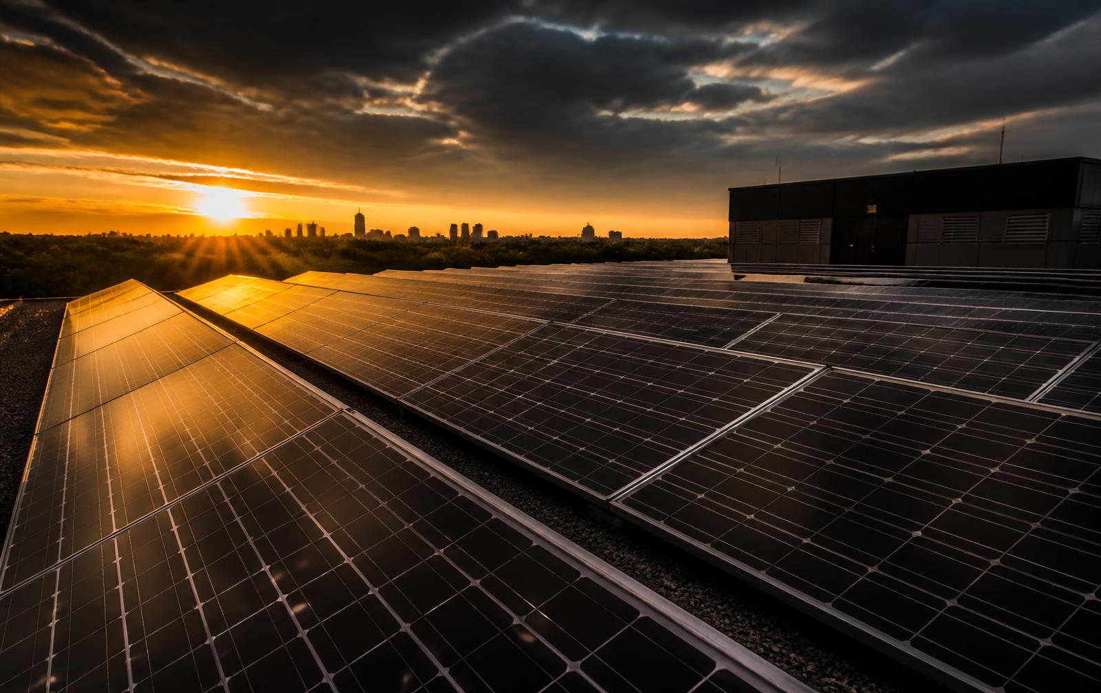 Painéis solares instalados em telhado ao pôr do sol